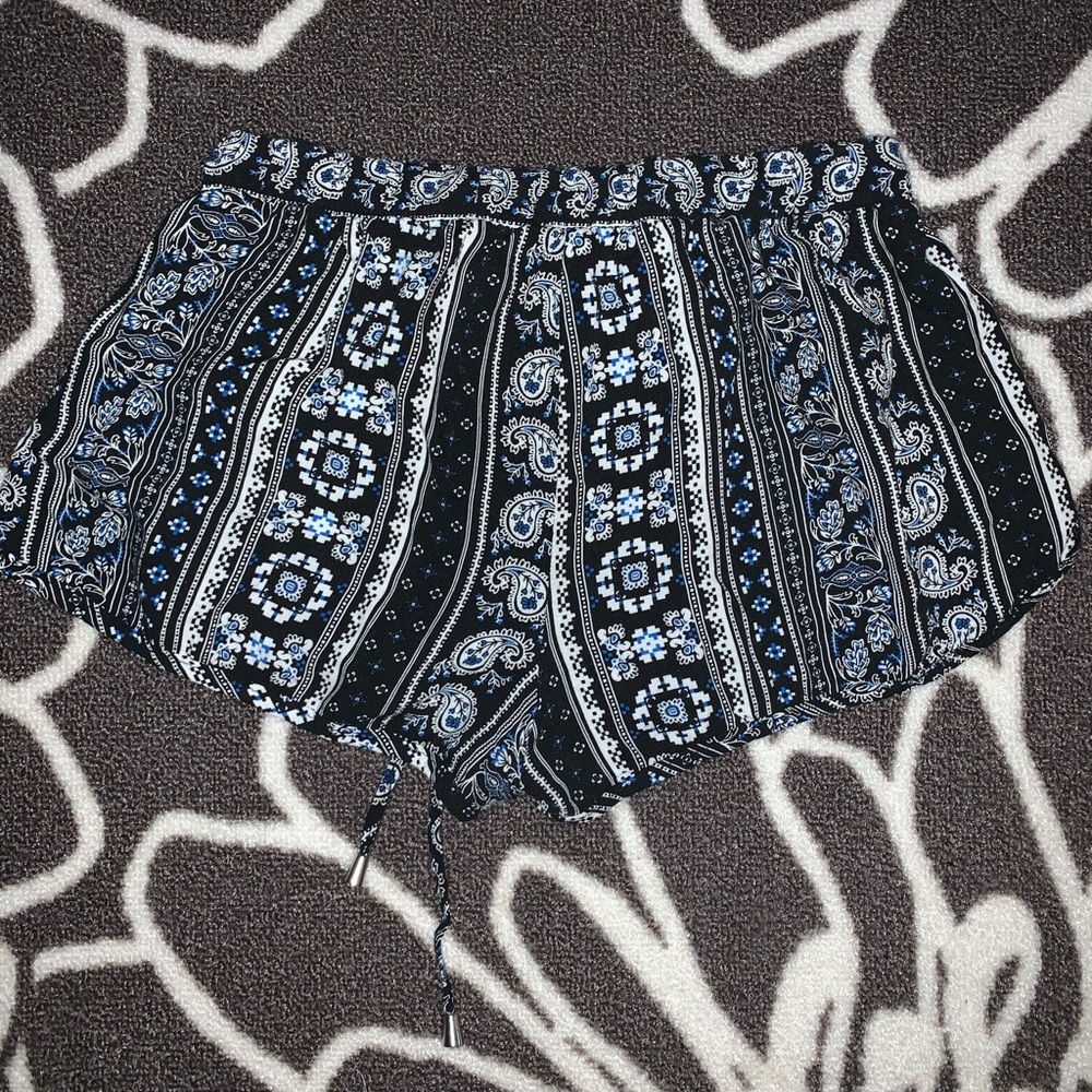 Patterned Shorts - Picture 3 of 4
